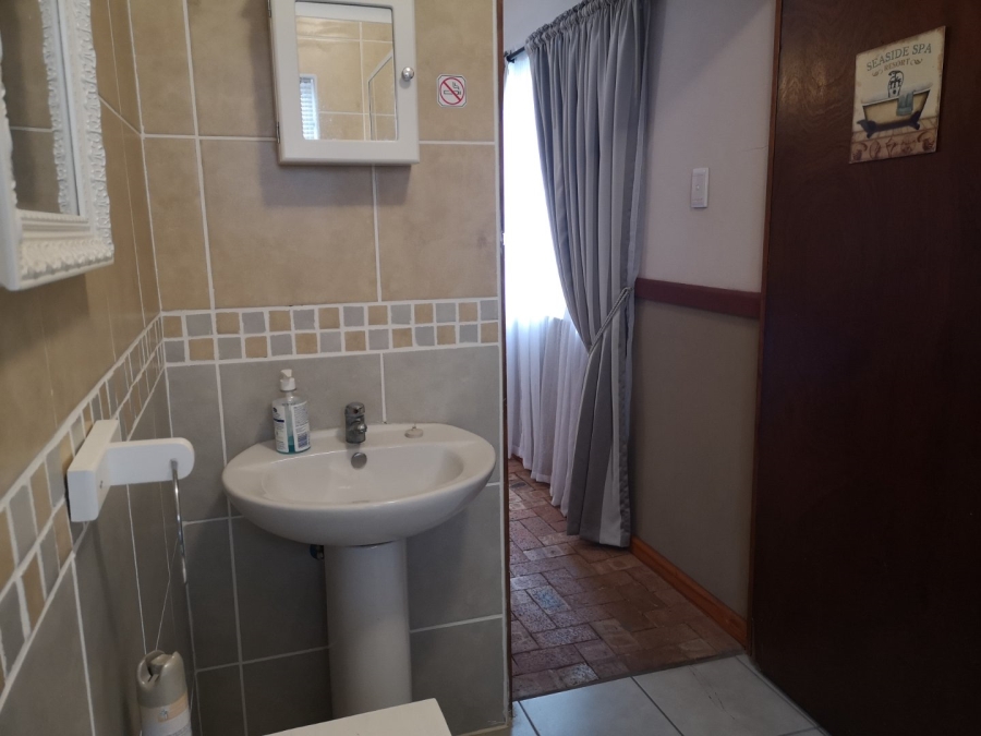 To Let 4 Bedroom Property for Rent in Boesmansriviermond Eastern Cape